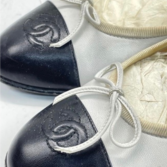CHANEL Black and White Leather and Patent Toe Classic Chanel Ballet Flats - Picture 4 of 6